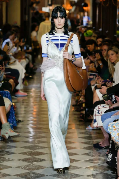 Look 3